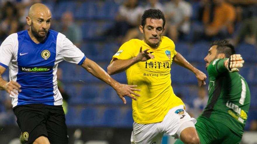 Chechu Flores en la jugada de su gol ante el Lleida
