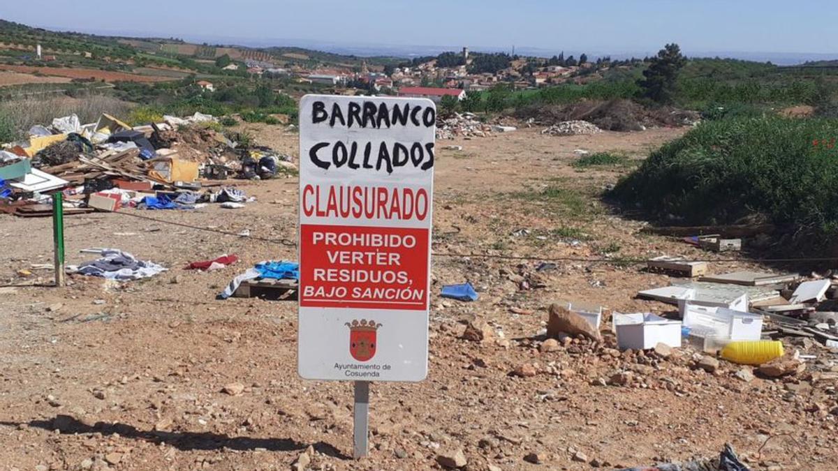 Señal de la prohibición instalada en el barranco de los Collados. | SERVICIO ESPECIAL