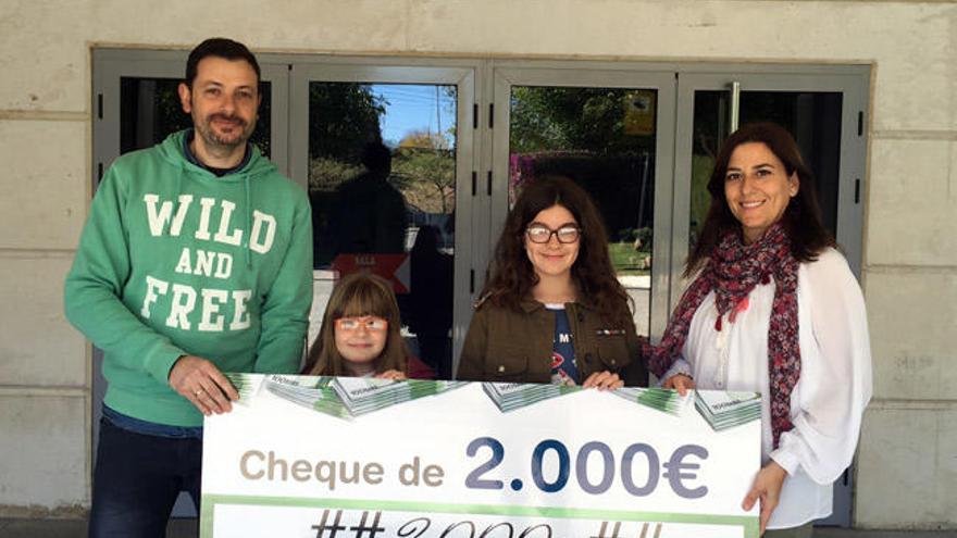 Ignacio Aznar Carbonell, con sus hijas Elisa y Cristina, recoge el cheque de 2.000 euros que le entrega Toñi Contreras de INFORMACIÓN