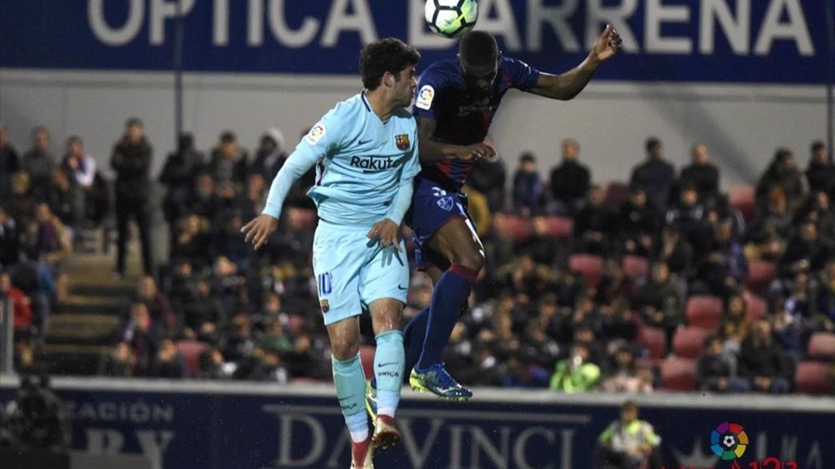 Aleñá, autor del gol del Barça B, pugna con un futbolista del Huesca.