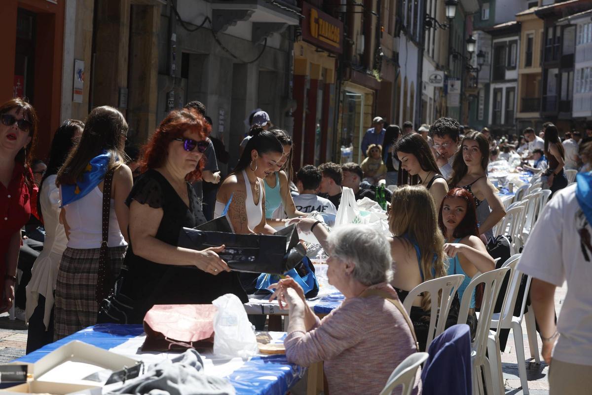 EN IMÁGENES: La multitudinaria Comida en la Calle en Avilés