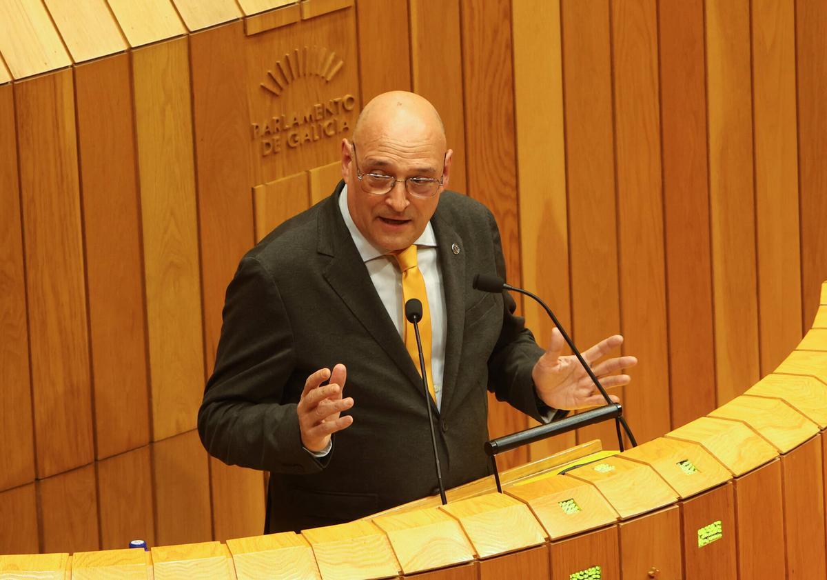 Armando Ojea, diputado de Democracia Ourensana, en el Parlamento de Galicia.