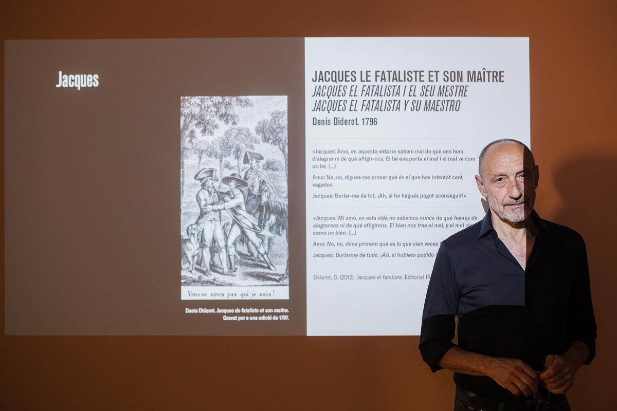 El comissari Martí Peran amb una de les "fitxes clíniques" de l'exposició