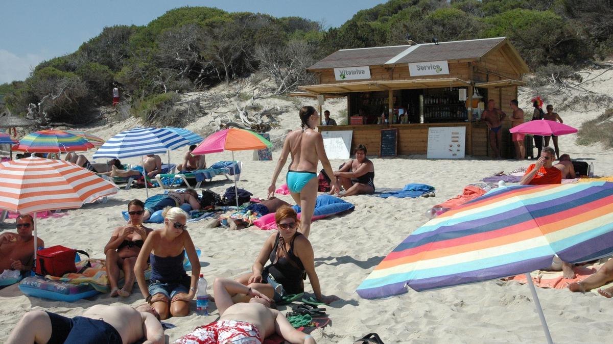 Imagen de un chiringuito playero en cala Agulla.