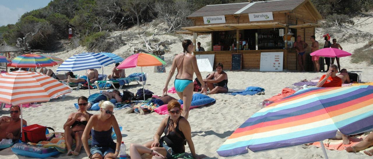 Imagen de un chiringuito playero en cala Agulla.