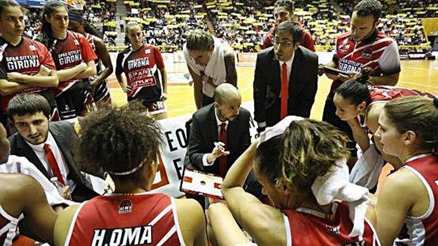 El tècnic Èric Surís, donant instruccions a les jugadores de l&#039;Uni, durant un temps mort.