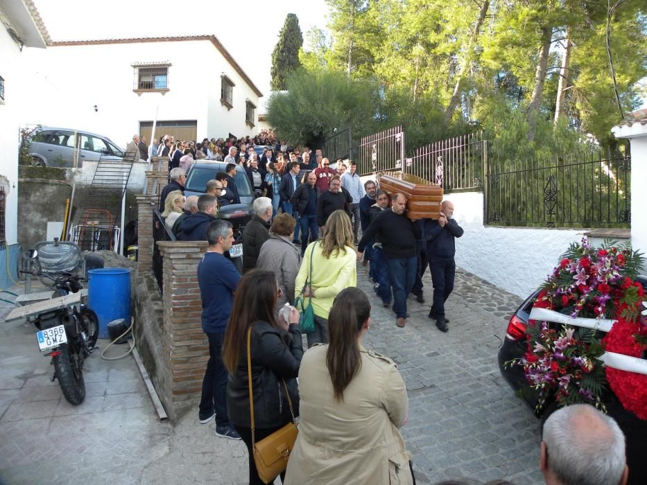 Unas 2.000 personas han abarrotado la iglesia de El Borge para despedir a su alcalde, cuyo féretro ha recorrido las calles del pueblo a hombros de sus vecinos