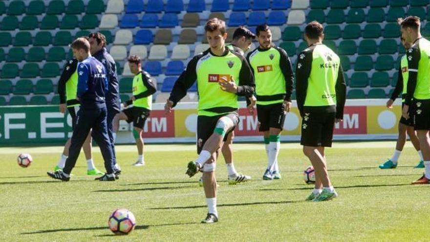 Arriba, Guillermo chutando un balón; abajo, Armando y Álex, con Hugo Fraile de espaldas, ayer.