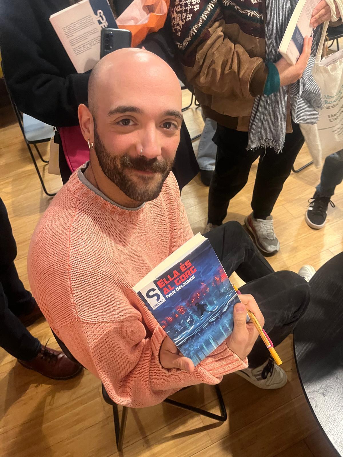 Ivan Belzunce durant una presentació de la seva primera novel·la, 'Ella és al gorg'.