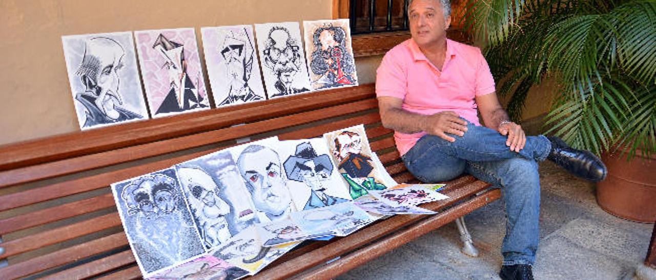 Néstor Dámaso del Pino muestra algunas de sus caricaturas de literatos en la Casa Museo de Telde.