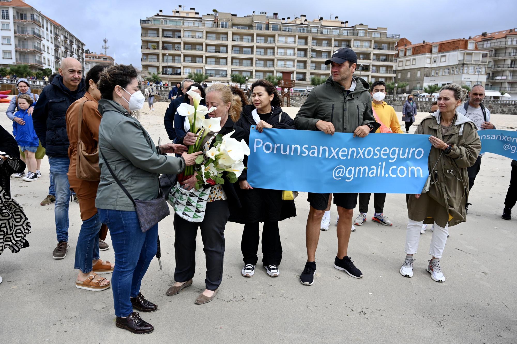 Homenaje al oftalmólogo coruñés Juan Tábara en la playa de Silgar e Sanxenxo, donde falleció