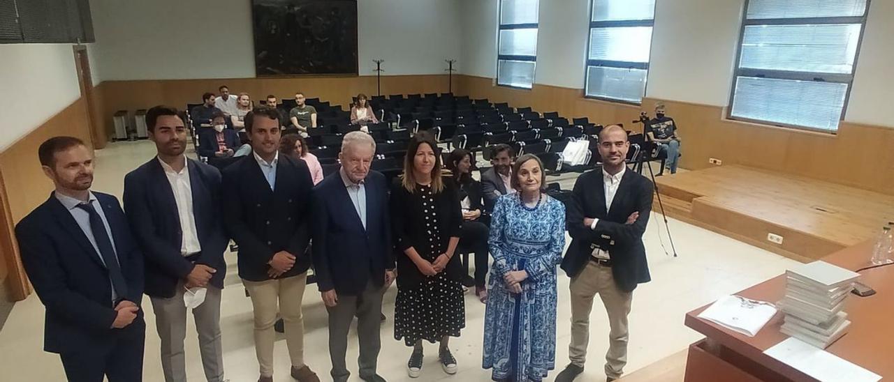 Participantes en el acto de entrega de los premios, ayer, en el campus de Mieres. Arriba, a la derecha, una recreación del proyecto ganador, con el mirador proyectado en Polio. | D. M.