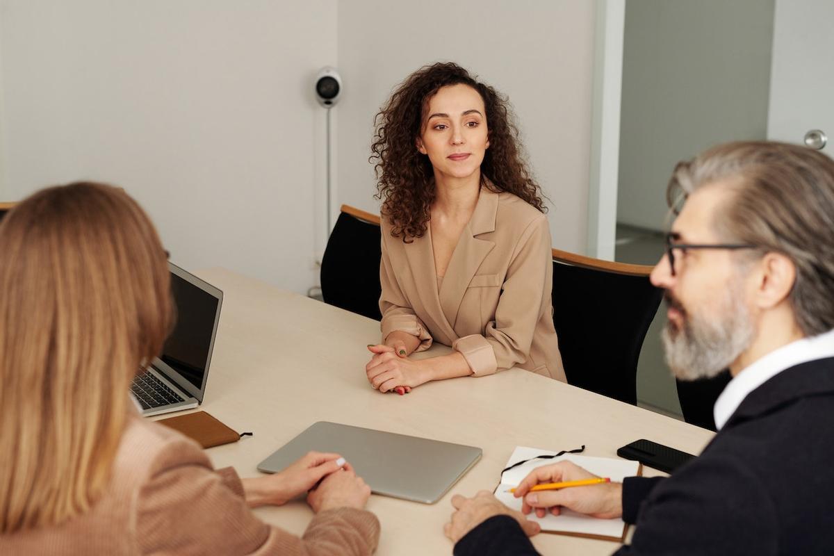 Las empresas seleccionan profesionales capaces de adaptarse y responder ante diferentes situaciones.