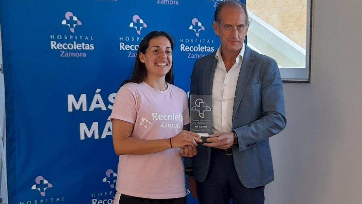 Oscar Iglesias, gerente del Hospital Recoletas, entregó el premio de la mejor jugadora a Isa Latorre