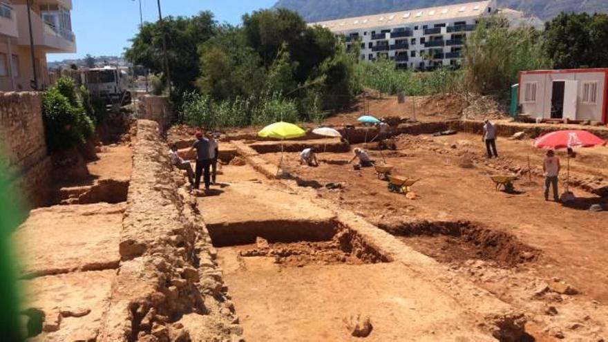 A la izquierda, la muralla del Fortí y la barbacana y, a la derecha, las estructuras urbanas.