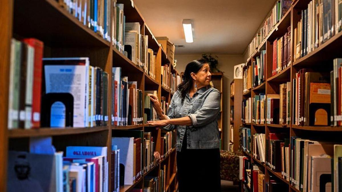 Margie Burkhart, la nieta de Mollie Burkhart, en la biblioteca del White Hair Memorial de Hominy, Oklahoma.