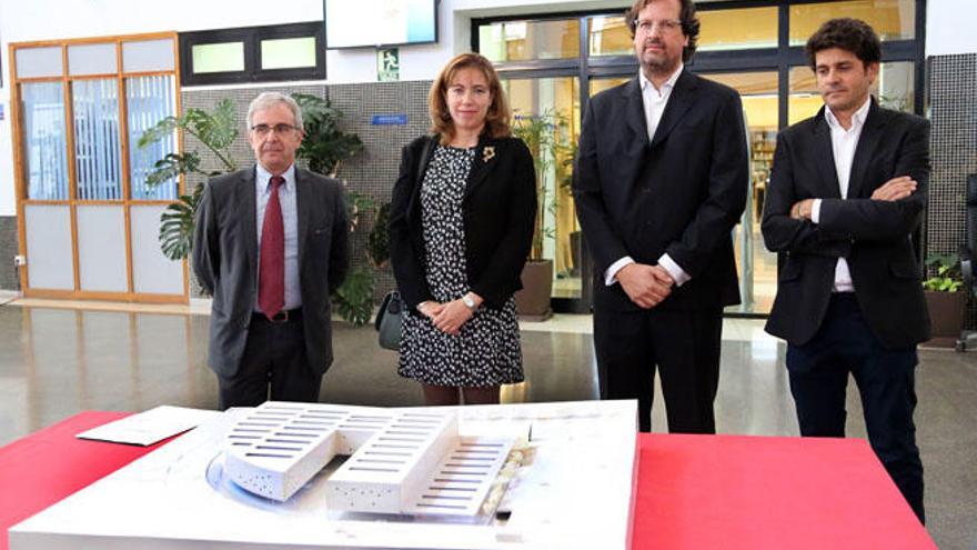 Julián Almaraz, Raquel Barco y los arquitectos del estudio LLPS, ante la maqueta de Psicología.