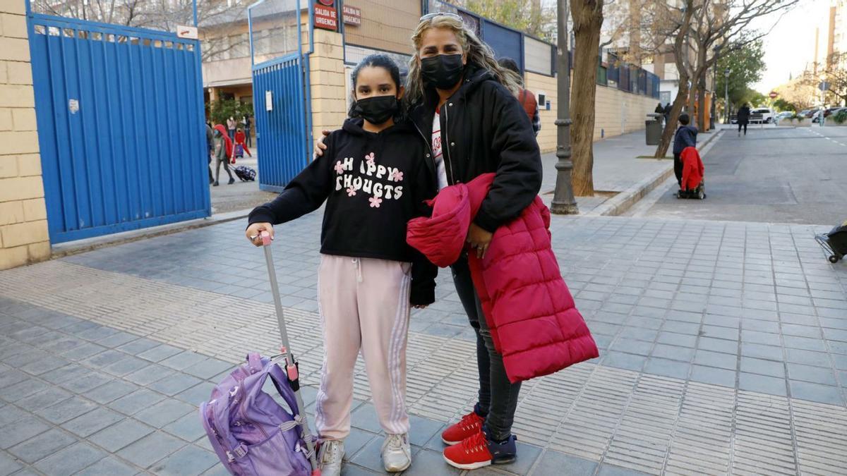 Maoly, junto a su hija ayer a la salida del colegio tras  la primera jornada escolar del año. | M.A.MONTESINOS