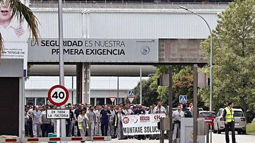 Los trabajadores, ayer, durante la huelga de montaje.