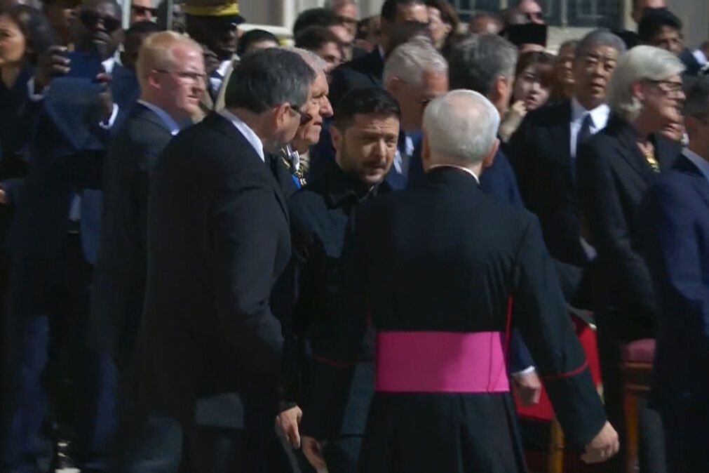 CIUDAD DEL VATICANO, 26/04/2025.- Captura de video de la señal Vatican Media, del momento de la llegada del presidente de Ucrania, Volodímir Zelenski, al funeral del papa Francisco en la plaza de San Pedro. EFE/Vatican Media -SOLO USO EDITORIAL/SOLO DISPONIBLE PARA ILUSTRAR LA NOTICIA QUE ACOMPAÑA (CRÉDITO OBLIGATORIO)-. -SOLO USO EDITORIAL/SOLO DISPONIBLE PARA ILUSTRAR LA NOTICIA QUE ACOMPAÑA (CRÉDITO OBLIGATORIO)-