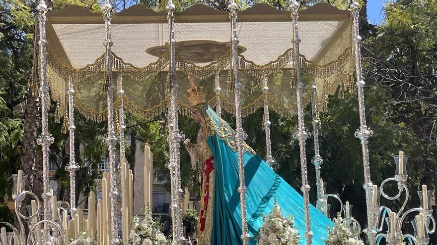 La Hermandad del Dulce Nombre sale en procesión entre mucho sol y cornetas