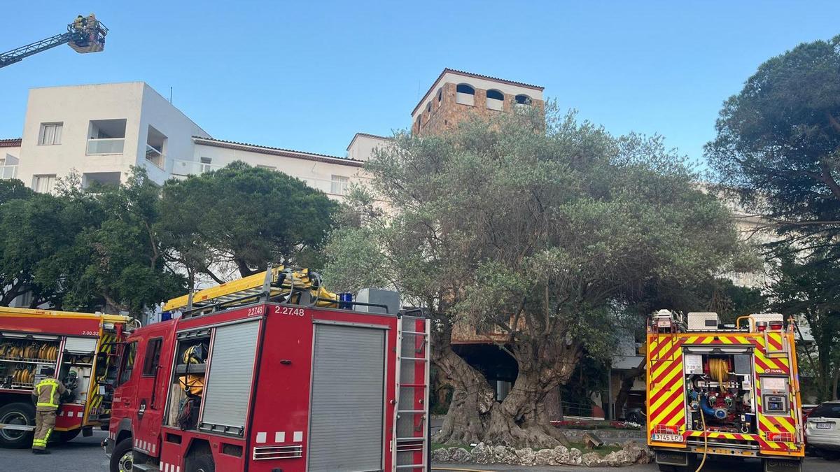 Els Bombers actuant en un incendi a un hotel de Platja d'Aro.