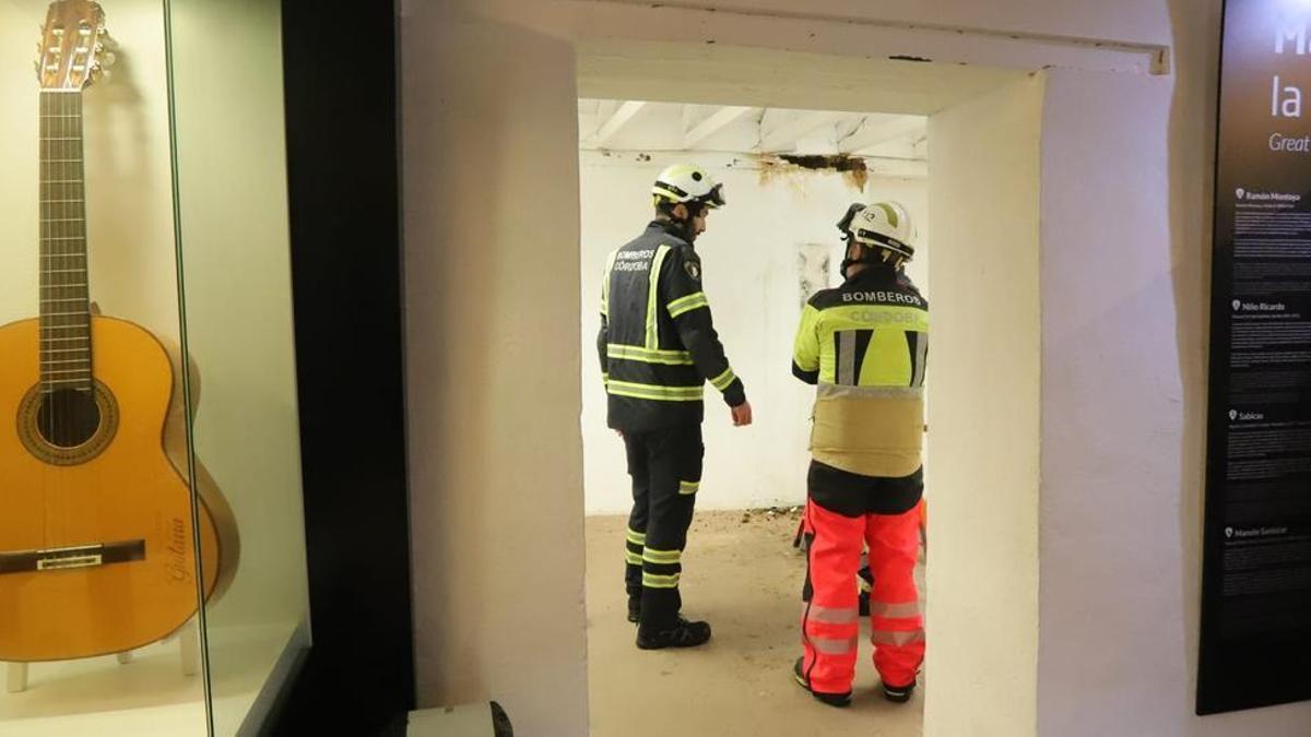 Bomberos en la Posada del Potro tras conocerse el ataque de las termitas.