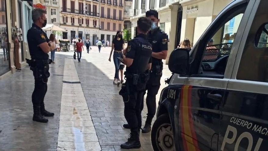 Policías nacionales en el Centro de Málaga.