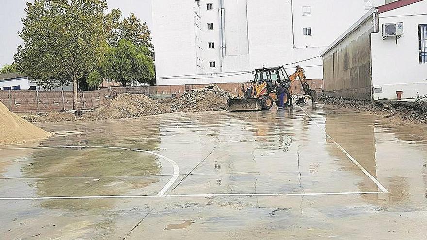 Iniciada la ejecución de la pista cubierta del colegio Antonio Machado de Lucena