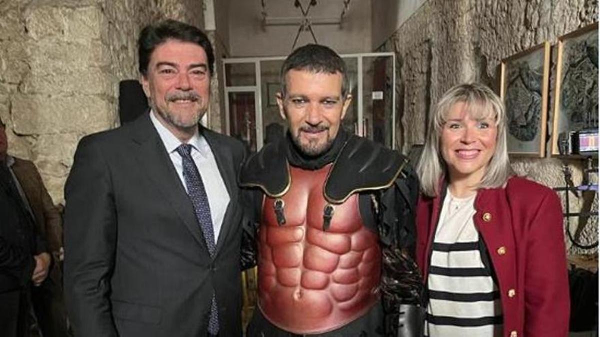Luis Barcala, Antonio Banderas y Mari Carmen Sánchez, en un descanso del rodaje &quot;Camino a Belén&quot; en Alicante