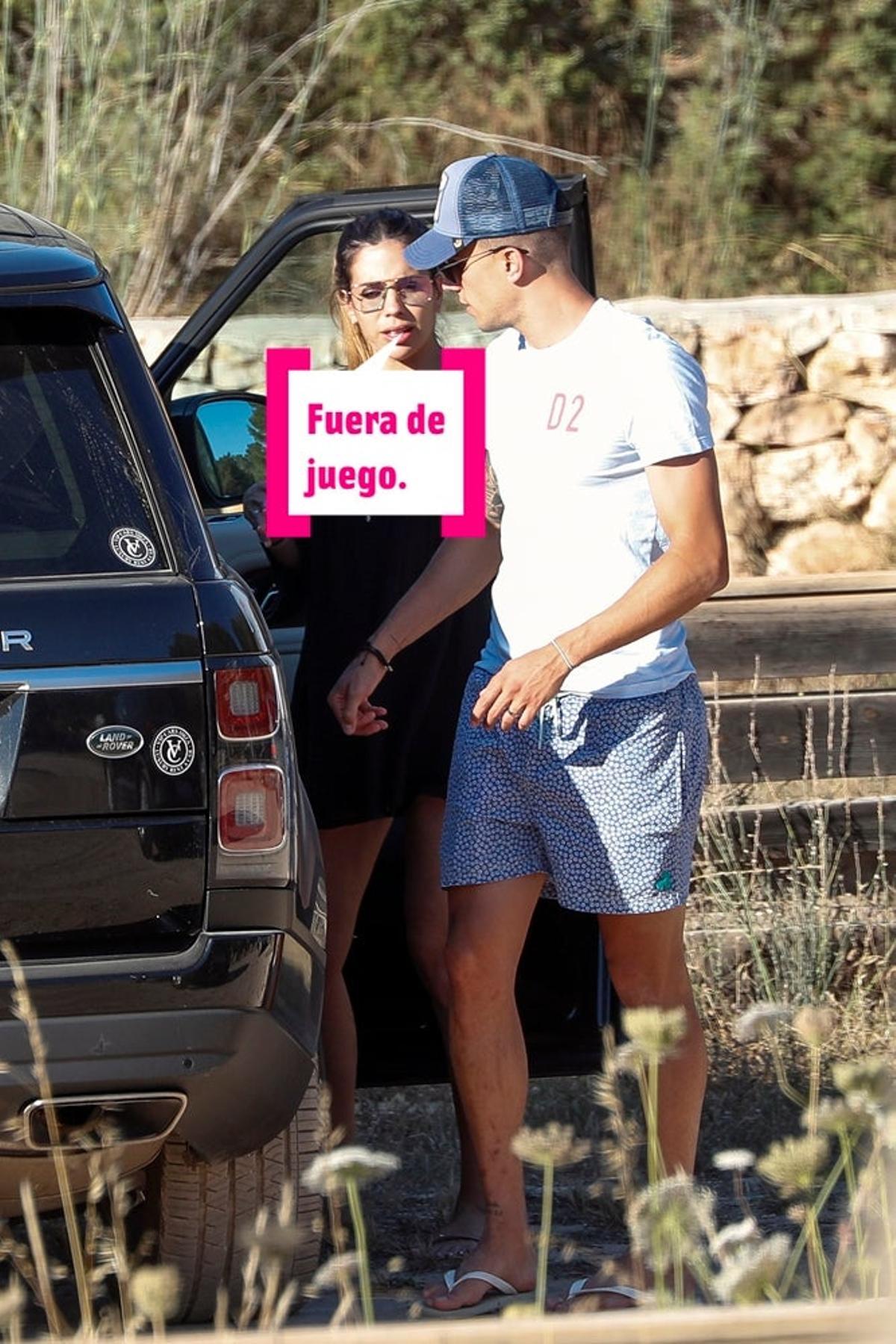 Melissa Jiménez y Marc Bartra en el coche