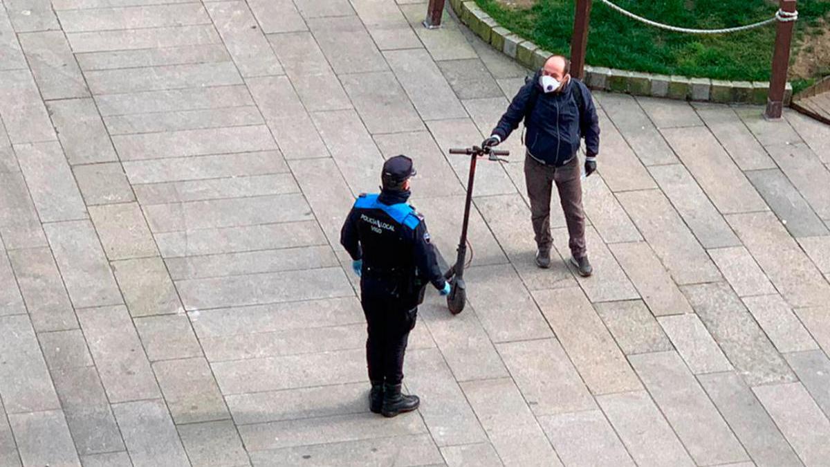 La Policía Local multa a un usuario que iba en patinete en Vigo