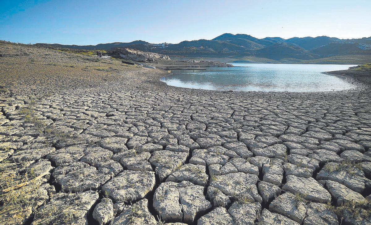 El pantano de La Viñuela, al mínimo de su capacidad.