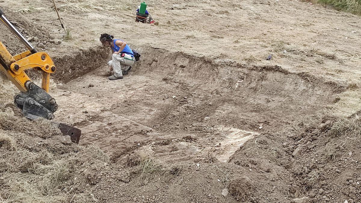 Trabajos de exhumación en el cementerio de Aguilar