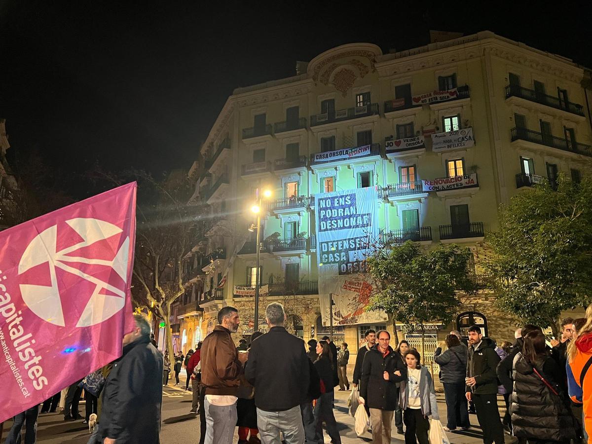 Concentración enfrente de la Casa Orsola de Barcelona