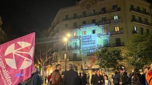Concentración enfrente de la Casa Orsola de Barcelona
