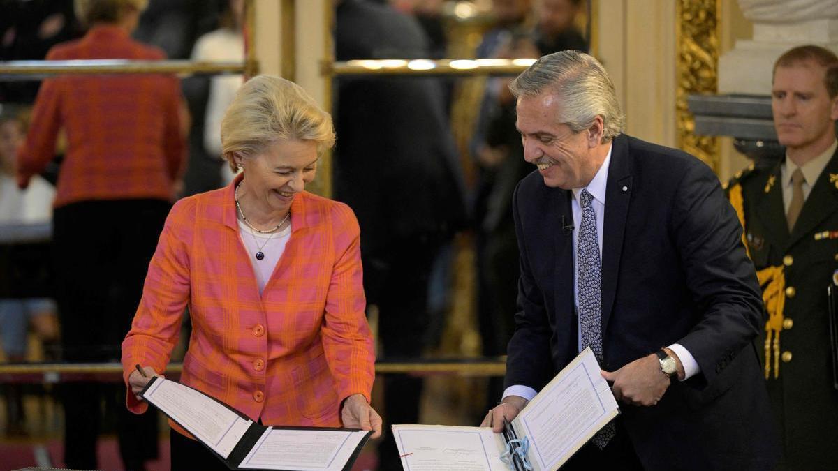 La presidenta de la Comisión Europea, Ursula von der Leyen, y el presidente de Argentina, Alberto Fernández, este martes en Buenos Aires. /