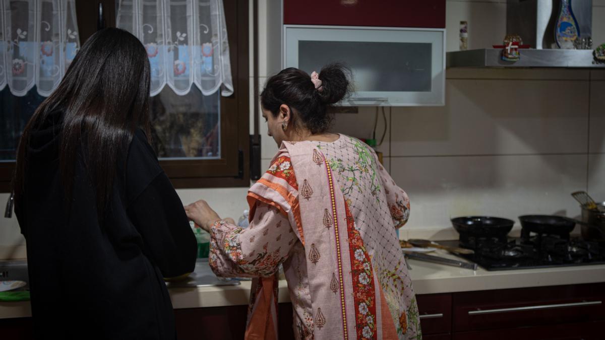 Fabea (i.) y Saima (d.), preparando la cena para romper el ayuno por Ramadán.