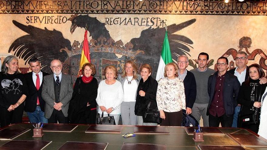 José Bernal y Rafael de la Fuente (izquierda), con los instructores de los expedientes, la familia Mata y los familiares de David Delfín.