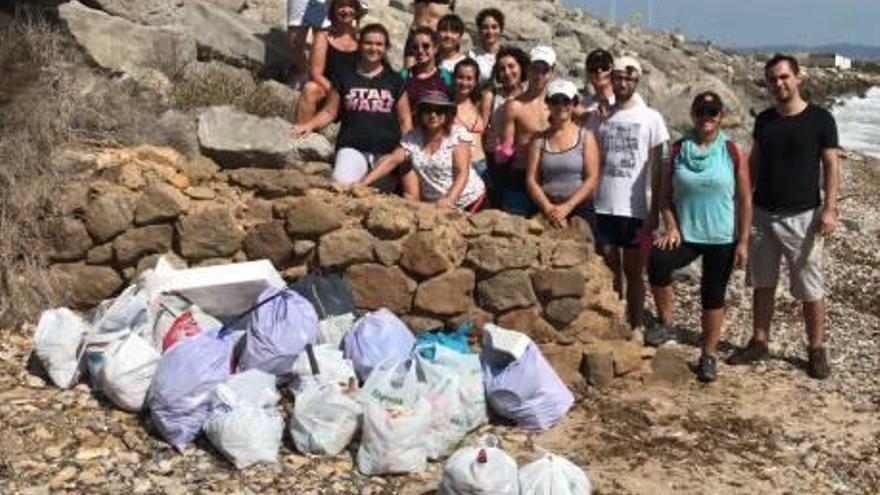 En busca de residuos en Agua Amarga