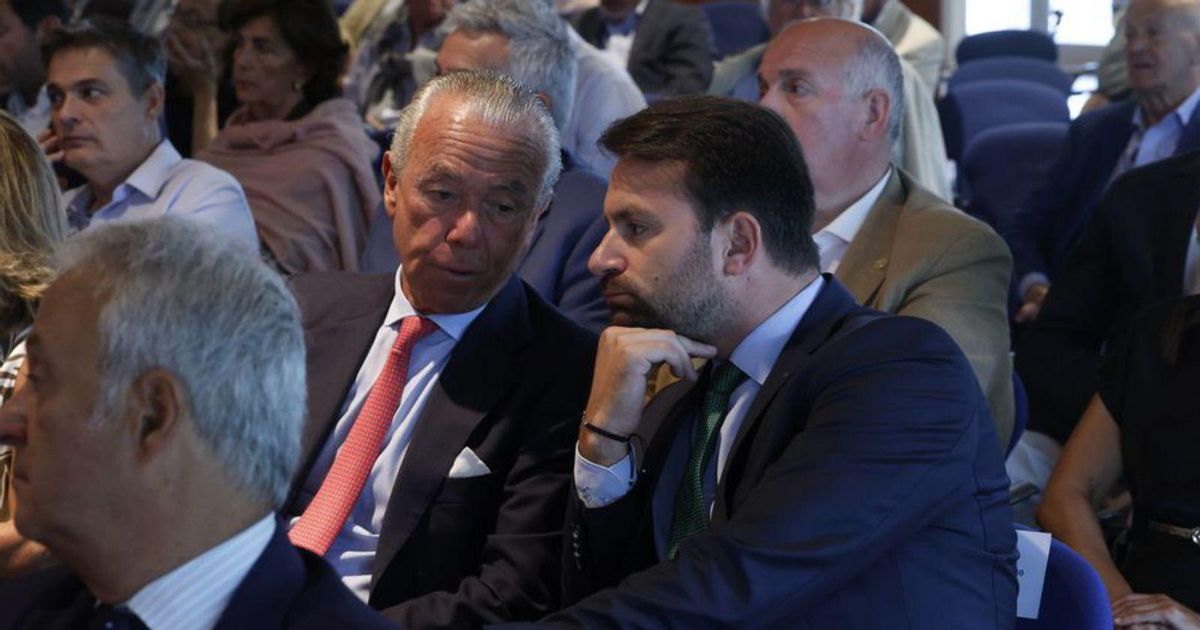 Los participantes en la inauguración de La Granda escuchan a la Coral Avilesina. | LUISMA MURIAS