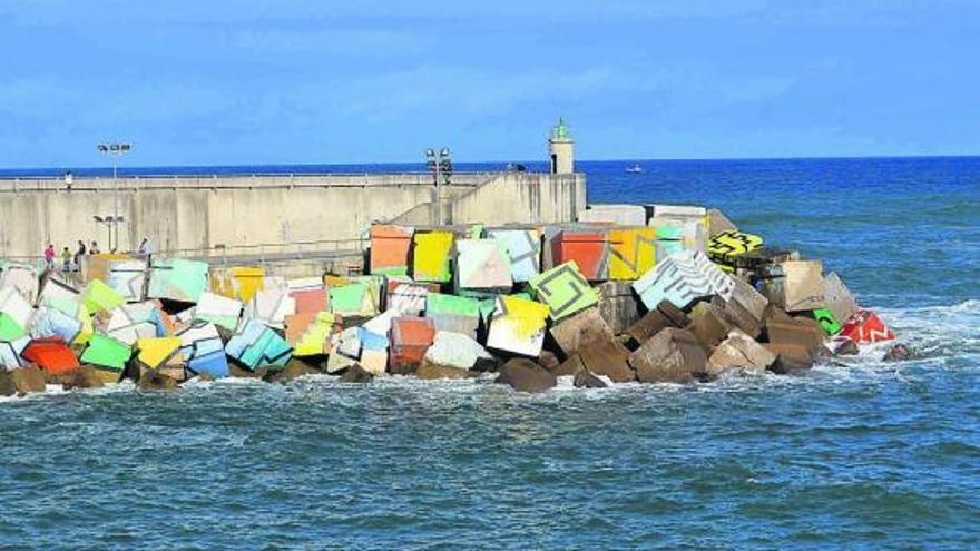 Cara norte de la barra del puerto llanisco, con la primera fase de «Los Cubos de la Memoria».