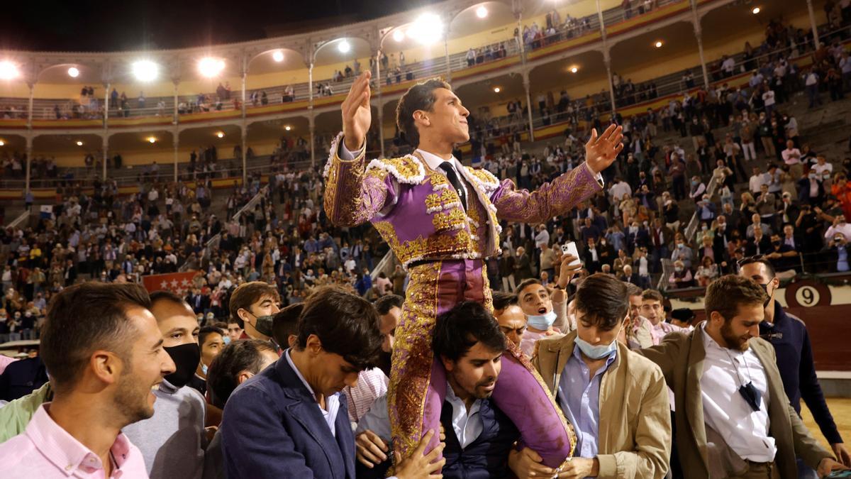 Ginés Marín sale a hombros de jóvenes en la corrida de la Hispanidad en Las Ventas de Madrid