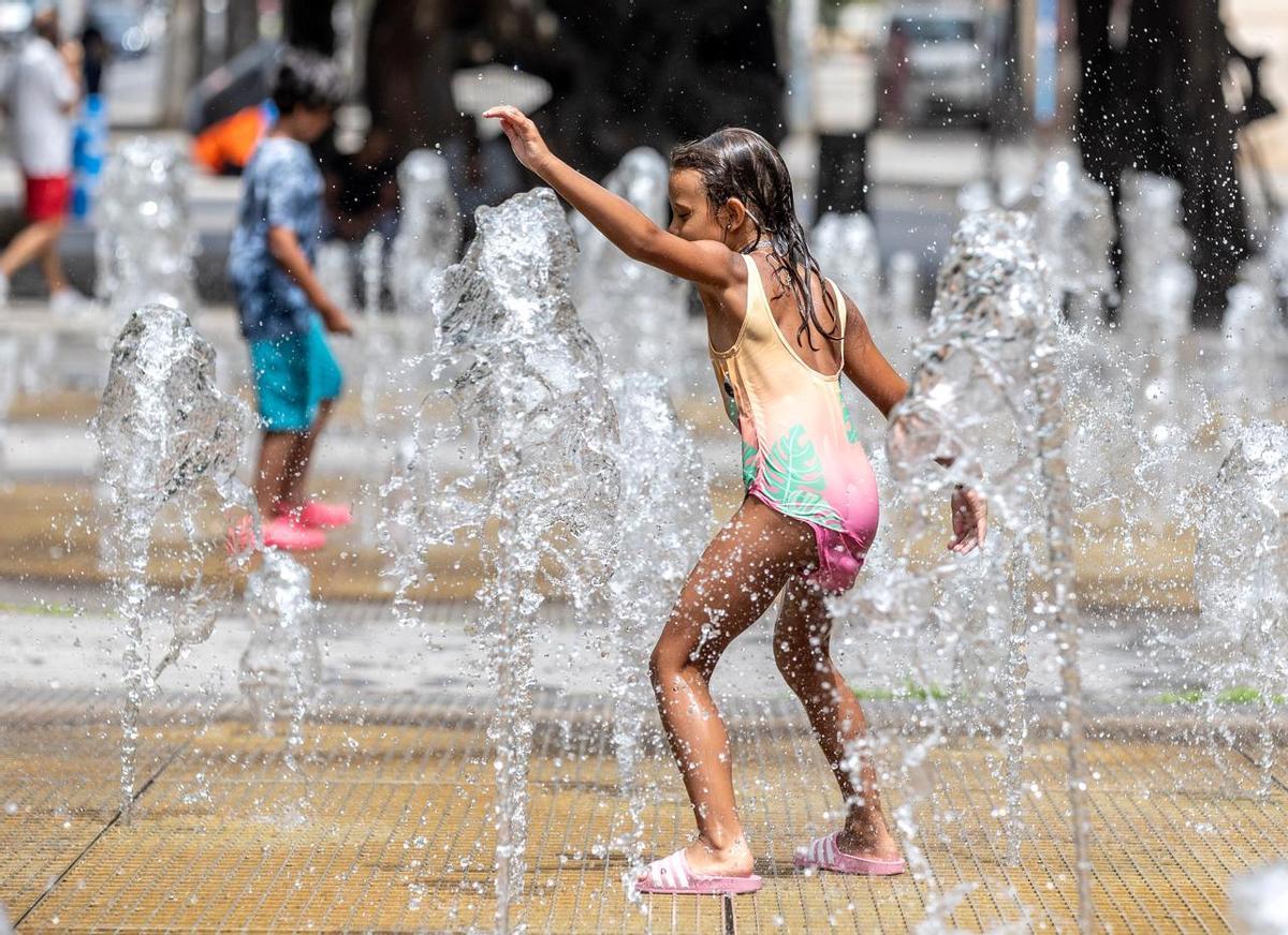 La ola de calor aprieta en Alicante: vecinos y turistas se bañan en las fuentes La ola de calor aprieta en Alicante: vecinos y turistas se bañan en las fuentes