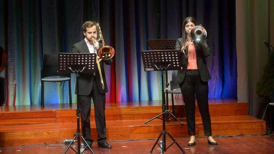 Una de las actuaciones de la gala benéfica de Afasal en el Auditorio Municipal de Vilagarcía. // Noé Parga