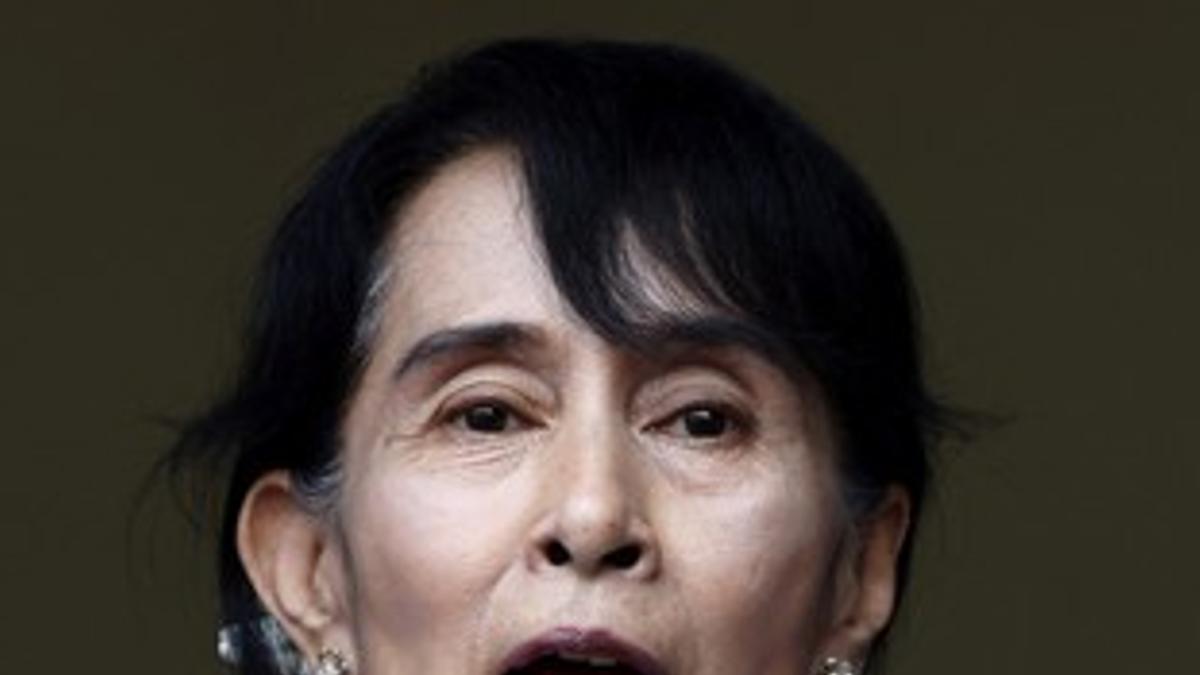 Aung San Suu Kyi, Premio Nobel de la Paz, y líder de la formación opositora Liga Nacional por la Democracia saluda a sus seguidores en la sede de su partido