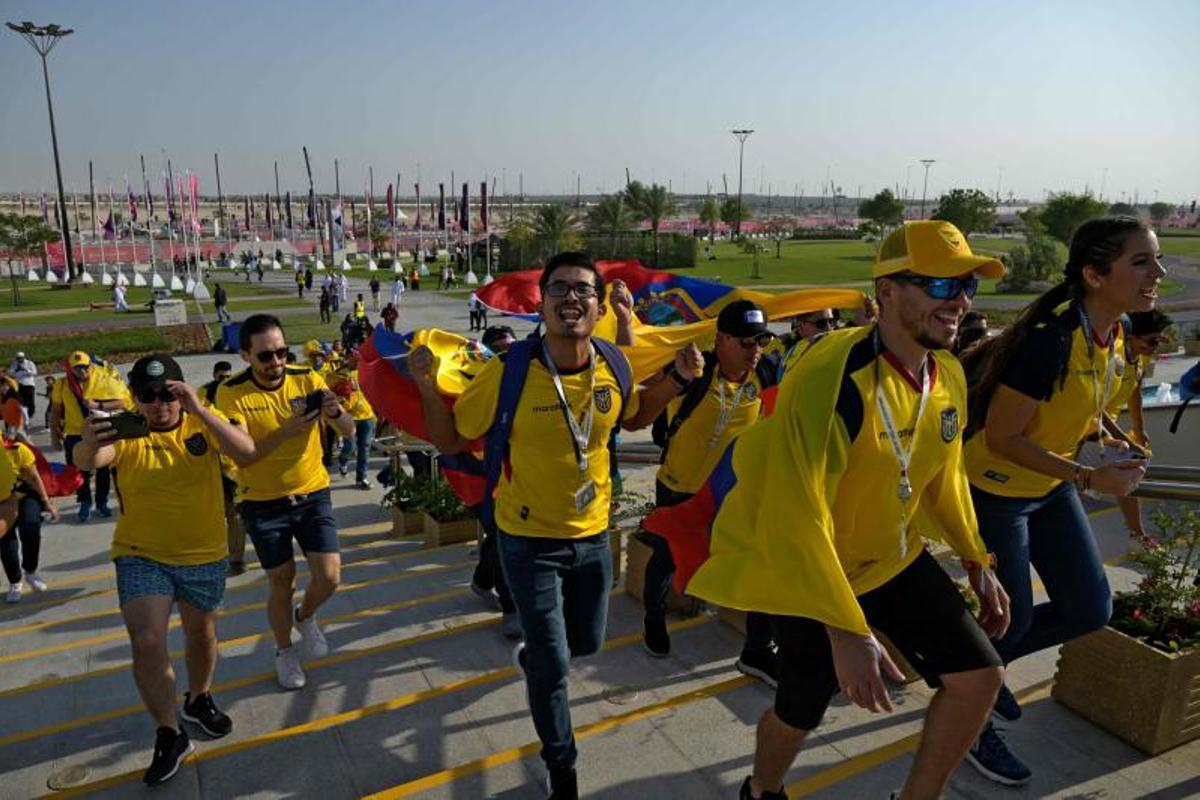 Fans Ecuador llegan al Estadio Al-Bayt en Al Khor, al norte de Doha