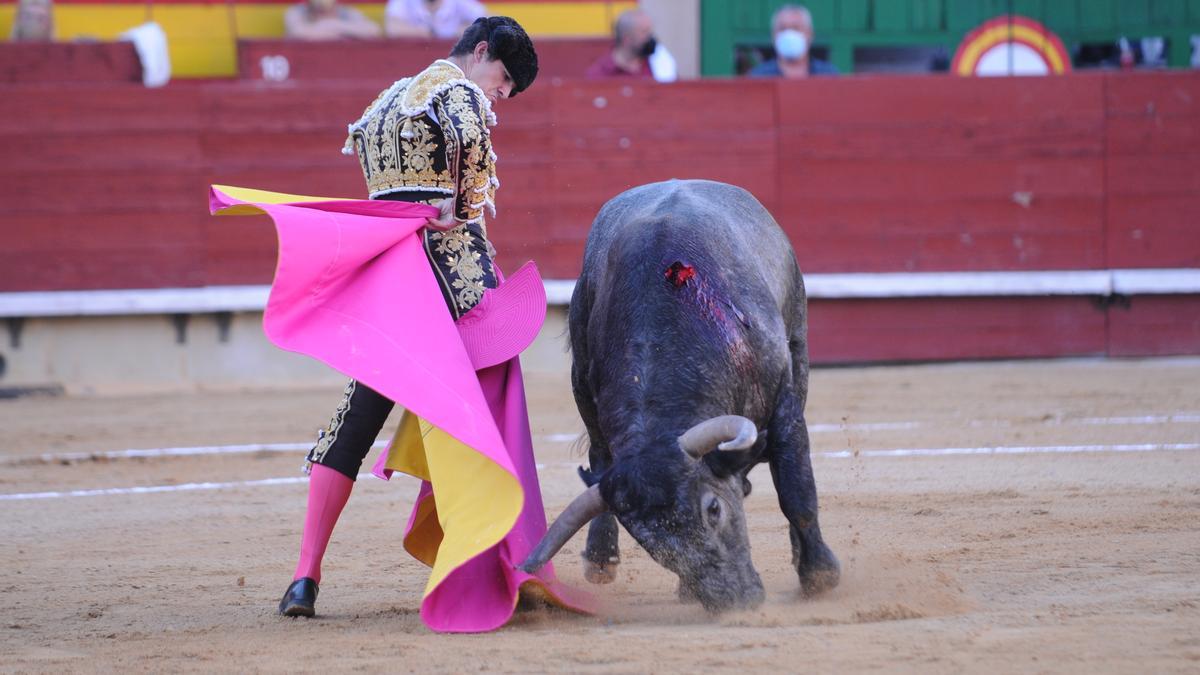 El diestro sevillano le cortó dos merecidas orejas a un toro de Adolfo Martín en la feria de junio del 2021.