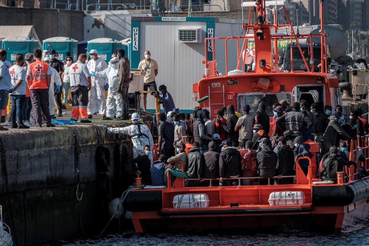 Llegada de un grupo de personas migrantes al muelle de Arguineguín, en octubre de 2020.
