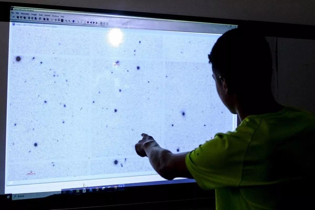 Un alumno de Secundaria busca asteroides en una clase de Astrofísica en el instituto.